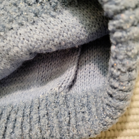 Blue and white snowflake knit hat winter beanie with a hint of sparkle woven in - Picture 2 of 2